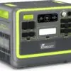 La FOSSiBOT F2400 alimentant des appareils en plein air, idéale pour le camping et les aventures en nature.